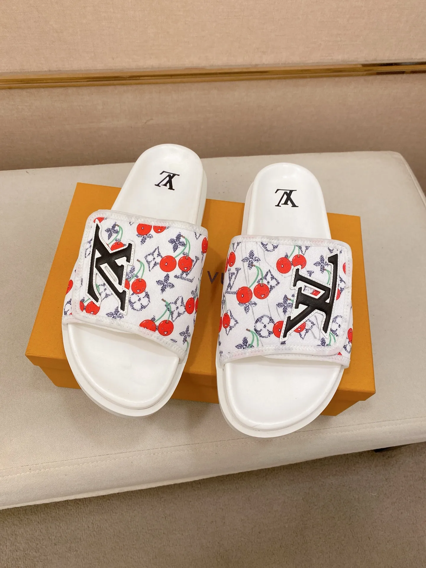 Men's shoes💰: 320💰Made by LV🔍Top purchasing agent, men's spring and summer slippers are available at the same counter. The uppers are made of cowhide imported from Italy, with logo graphics and high-quality craftsmanship. Soles: original soles specially provided by the original factory. Exclusive molded soles are super comfortable. Original goods with single order, 🔍🔍high quality, you can enter and exit the counter at will. Welcome to compare, code number 38-44. Can be customized45